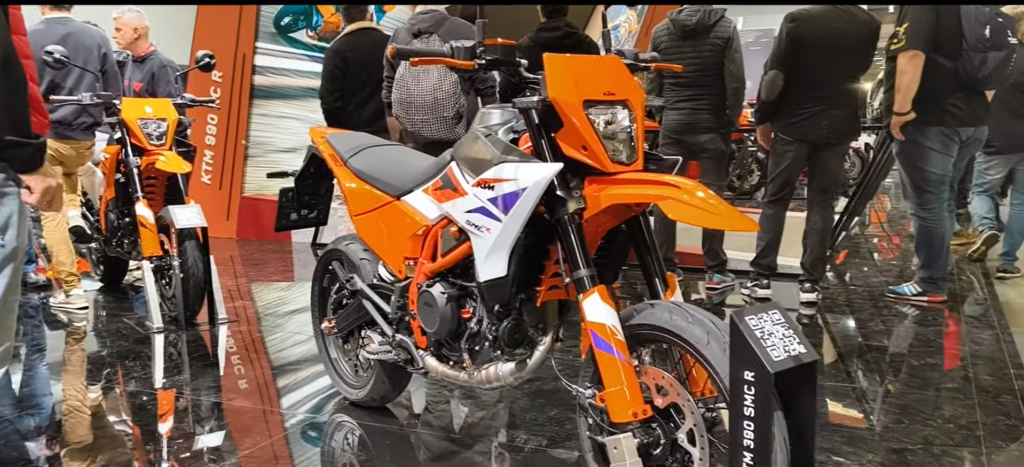 KTM 390 SMC R शक्तिशाली इंजन और बेहतरीन परफॉर्मेंस भारतीय बाजार में संभावित कीमत और लॉन्च की तारीख 2025